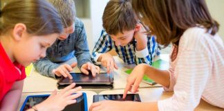 Niños con digital devices