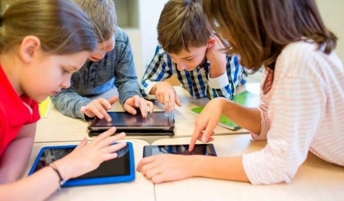 Niños con digital devices