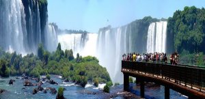 Consideradas unas de las 7 maravillas del mundo, las cataratas de Iguazú se encuentran ubicas dentro del Parque Nacional a 20 kilómetros de la ciudad 