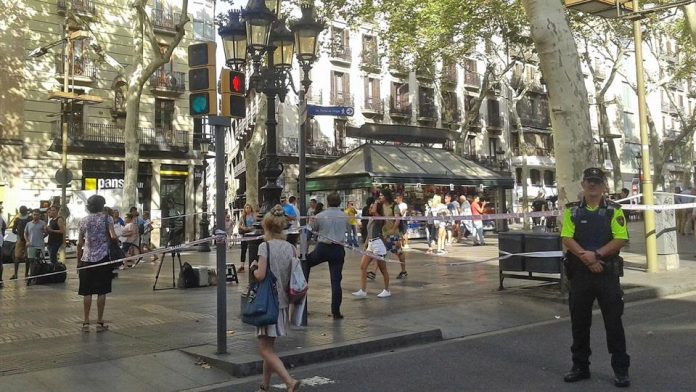 ¿Falta de humanidad en las fotografías del atentado en Barcelona?
