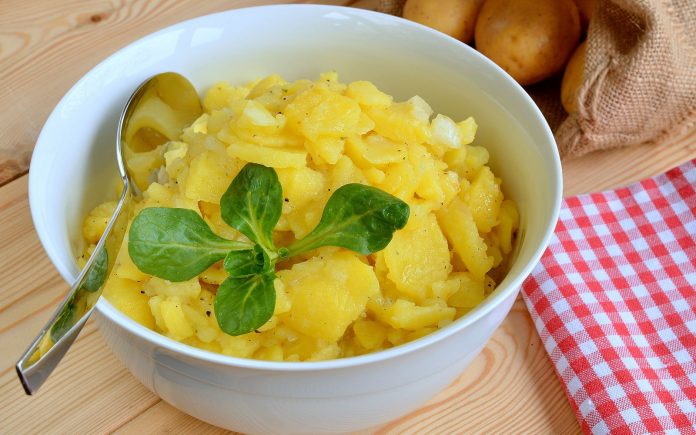 Kartoffelsalat, la famosa ensalada de papas de Alemania.